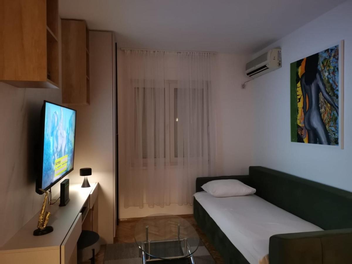 Studio Apartment Art Zone พอดโกริกา ภายนอก รูปภาพ