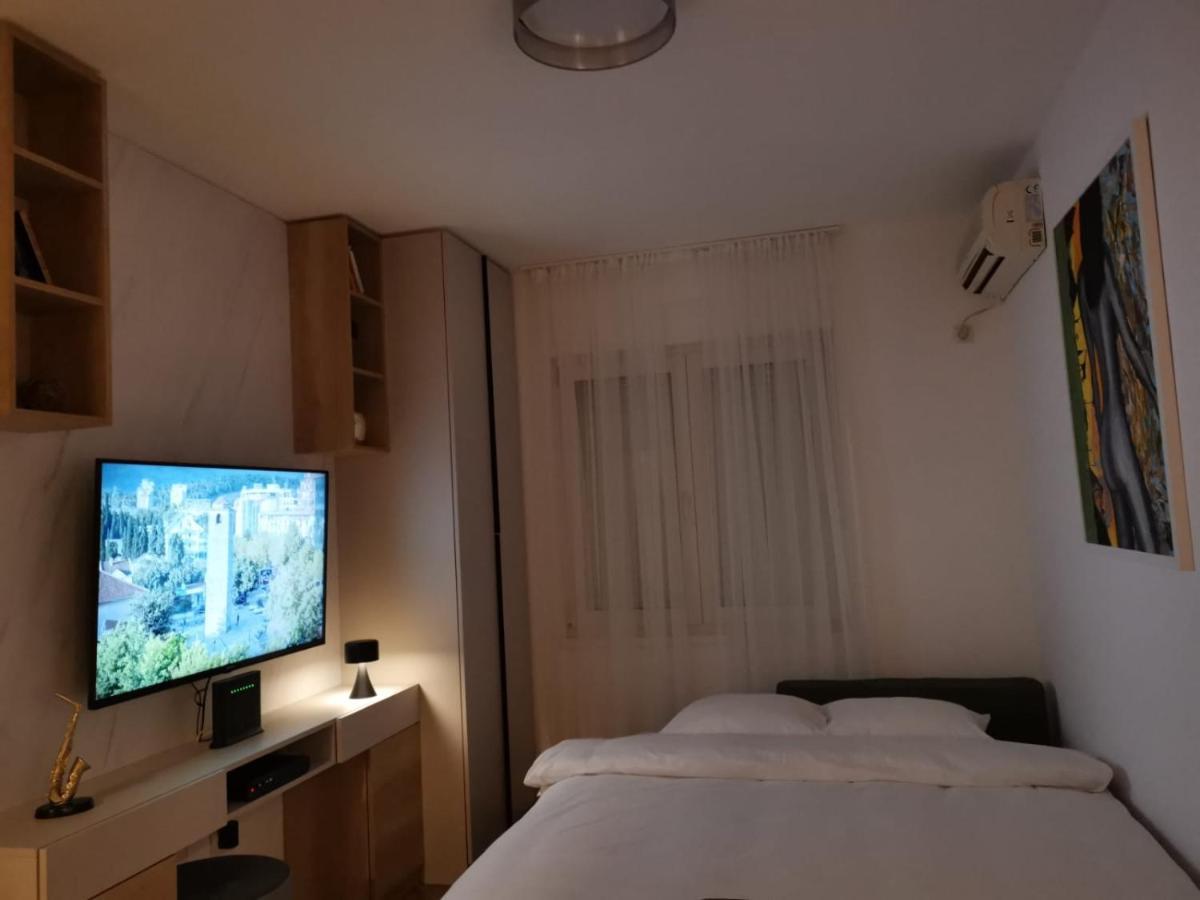 Studio Apartment Art Zone พอดโกริกา ภายนอก รูปภาพ